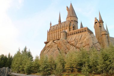 OSAKA, JAPONYA - 12 Nisan 2021: Hogwarts Cadılık ve Büyücülük Okulu 'nun fotoğrafı Harry Potter' ın Büyücülük Dünyası, Universal Stüdyoları Japonya.