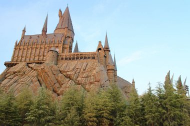 OSAKA, JAPONYA - 12 Nisan 2021: Hogwarts Cadılık ve Büyücülük Okulu 'nun fotoğrafı Harry Potter' ın Büyücülük Dünyası, Universal Stüdyoları Japonya.