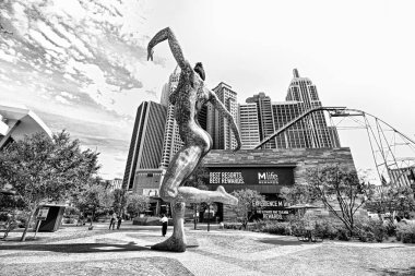 Las Vegas, NV / USA Ekim 10.2018: Las Vegas 'taki T-Mobile Park' ta Bliss Dance Sculpture sergisi. Sanatçı Marco Cochrane tarafından yaratılan 12 metrelik dans eden bir kadın heykeli..