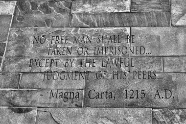 Magna Carta 'nın eski tuğla duvardaki yazısı 