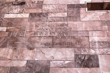 Magna Carta 'nın eski tuğla duvardaki yazısı 