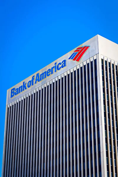 DOWNTOWN LAS VEGAS, NV, ABD - 16 Sep 2018: Bank of America 'nın işareti Las Vegas Downtown' daki şirket binasının tepesinde. A sınıfı bir ofis gökdelenidir ve 1974 yılında tamamlanmıştır..