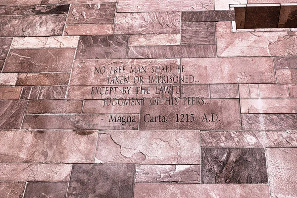 Magna Carta 'nın eski tuğla duvardaki yazısı 