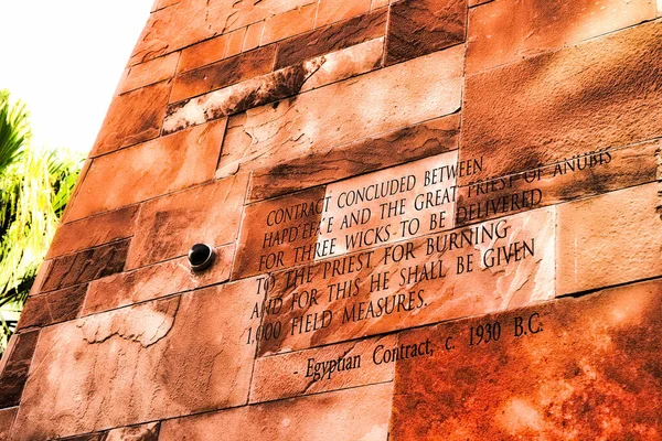 古いレンガの壁にマグナ カルタのテキストの記事 — ストック写真