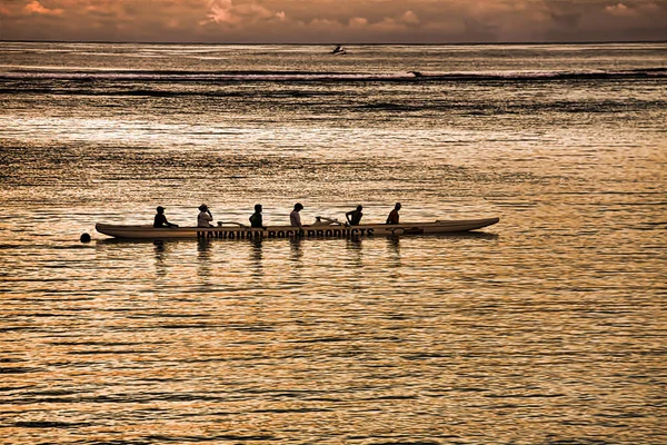 Caiaque Com Cinco Remadores Perto Praia Superfície Tumon Bay Resto — Fotografia de Stock