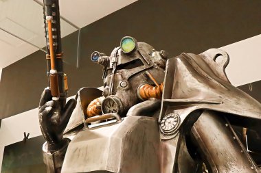 OSAKA, JAPONYA - 6 MAR 2026: 3 Radyoaktif Serpinti Zırhı Fotoğrafı Osaka, Japonya 'daki Shinsaibashi PARCO' da sergilenen Radyoaktif Sergi içinde silah taşıyor.