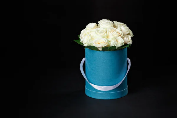 Білі троянди в маленькій подарунковій коробці синій круглий простір для логотипу, с — стокове фото