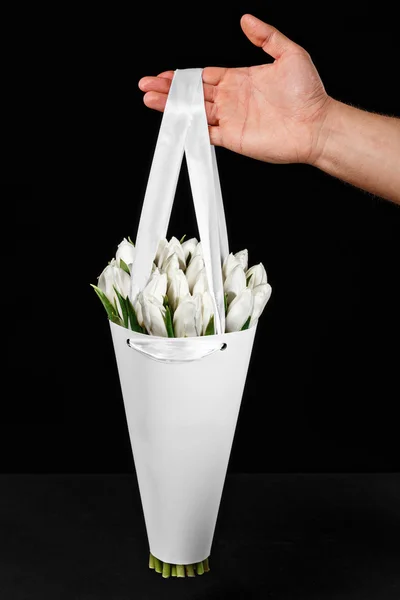 Білі ніжні тюльпани в білому конверті, розмістіть логотип на блакитному — стокове фото