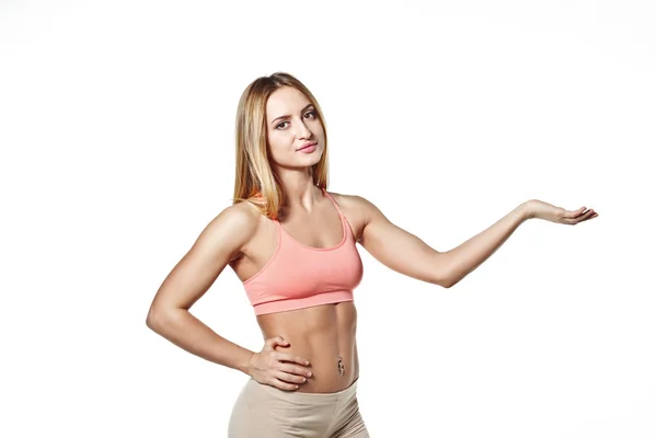 Hermosa joven con un cuerpo deportivo con la mano levantada, en un estudio blanco espacio de fondo para su logotipo — Foto de Stock