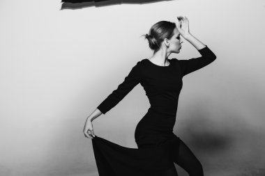 Karizmatik kadın moda elleriyle çerçevede ile poz veriyor. siyah beyaz fotoğraf. olumsuzluk, yalnızlık, boşanma, ağrı, depresyon