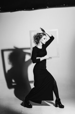 Karizmatik kadın moda elleriyle çerçevede ile poz veriyor. siyah beyaz fotoğraf. olumsuzluk, yalnızlık, boşanma, ağrı, depresyon