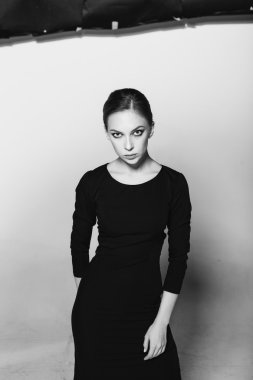 Karizmatik kadın moda elleriyle çerçevede ile poz veriyor. siyah beyaz fotoğraf. olumsuzluk, yalnızlık, boşanma, ağrı, depresyon