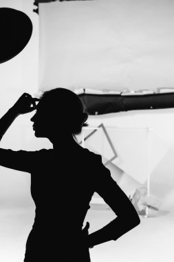 Karizmatik kadın moda elleriyle çerçevede ile poz veriyor. siyah beyaz fotoğraf. olumsuzluk, yalnızlık, boşanma, ağrı, depresyon