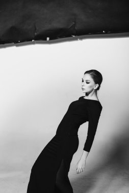 Karizmatik kadın moda elleriyle çerçevede ile poz veriyor. siyah beyaz fotoğraf. olumsuzluk, yalnızlık, boşanma, ağrı, depresyon