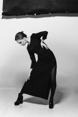 Karizmatik kadın moda elleriyle çerçevede ile poz veriyor. siyah beyaz fotoğraf. olumsuzluk, yalnızlık, boşanma, ağrı, depresyon
