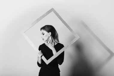 Karizmatik kadın moda elleriyle çerçevede ile poz veriyor. siyah beyaz fotoğraf. olumsuzluk, yalnızlık, boşanma, ağrı, depresyon