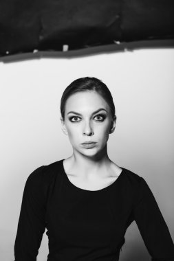 Karizmatik kadın moda elleriyle çerçevede ile poz veriyor. siyah beyaz fotoğraf. olumsuzluk, yalnızlık, boşanma, ağrı, depresyon