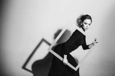 Karizmatik kadın moda elleriyle çerçevede ile poz veriyor. siyah beyaz fotoğraf. olumsuzluk, yalnızlık, boşanma, ağrı, depresyon