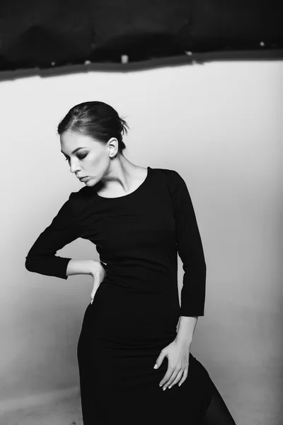 Mujer carismática con marco en las manos con poses de moda. foto blanca negra. negatividad, soledad, divorcio, dolor, depresión — Foto de Stock