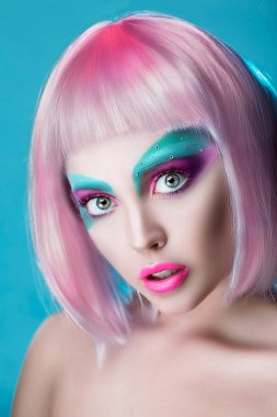 Closeup Pembe peruk yüz sanatı ile kukla kız güzel yüzü 