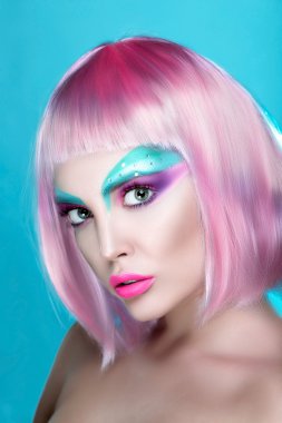 Ser pembe peruk yüz sanat ile kukla kızın güzel yüz