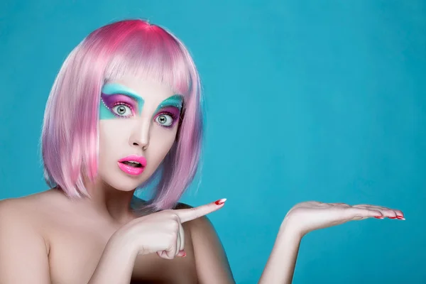 Menina sexy com maquiagem criativa e cabelos cor-de-rosa com mão com pla — Fotografia de Stock