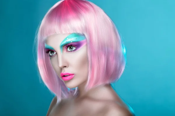 Porträtt av sexig kvinna med kreativ makeup och rosenkvarts hår — Stockfoto