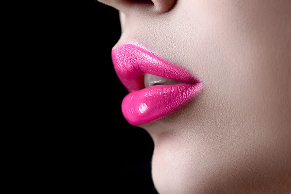 Primer plano macro foto de labios bastante naturales con labios brillantes de color rosa — Foto de Stock