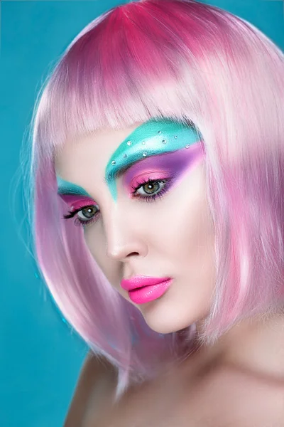 Ser pembe peruk yüz sanat ile kukla kızın güzel yüz