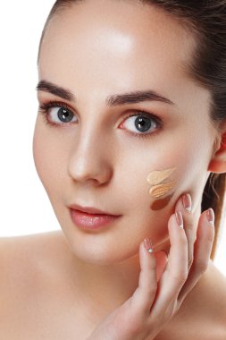 Güzellik Kız Vakıf Kapatıcı Farklı tonlarda deneyin. Natu