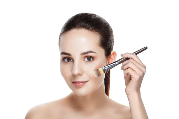 Schönheit Frau mit Make-up-Pinseln. Natürliches Make-up für Brünette — Stockfoto