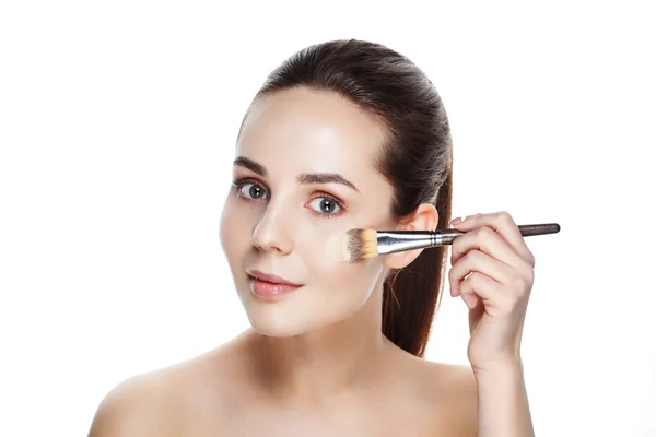 Chica de belleza con pinceles de maquillaje. Maquillaje natural para la morena Wom — Foto de Stock