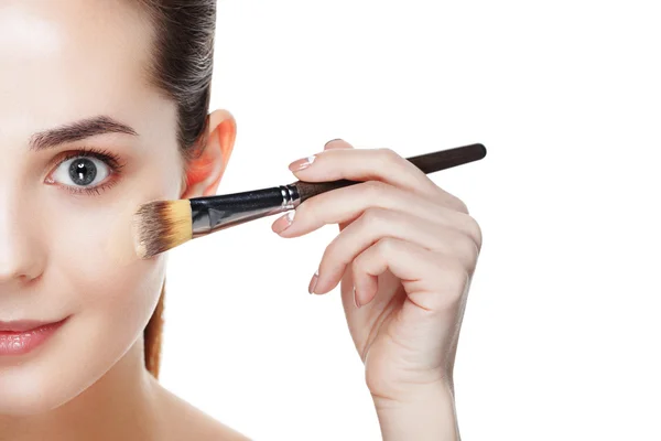 Half gezicht van beauty girl met make-up borstels. Natuurlijke make-up voor — Stockfoto