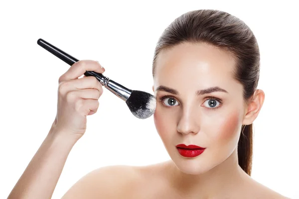 Schoonheid meisje met borstel afwerking make-up toepassen markeerstift. Bright M — Stockfoto
