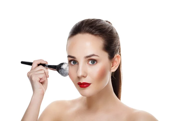 Schönheit Mädchen mit Pinsel Finish Make-up gelten Textmarker. helles m — Stockfoto