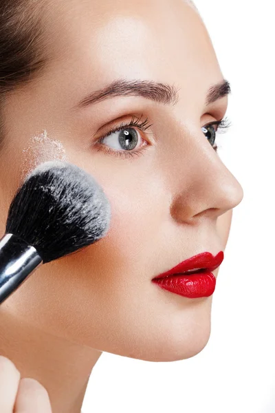 Schoonheid meisje met borstel afwerking make-up toepassen markeerstift. Bright M — Stockfoto