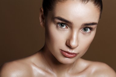 Strobing veya Vurgulama makyaj. Güzel g Closeup portre