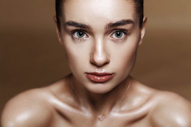 Strobing veya Vurgulama makyaj. Güzel g Closeup portre