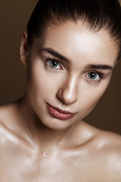 Strobing or Highlighting makeup. Closeup portrait of beautiful g — Stock Photo, Image