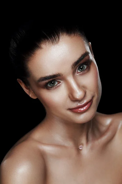 Beauté Portrait de Jolie Femme avec Maquillage Strobing. Corps humide E — Photo