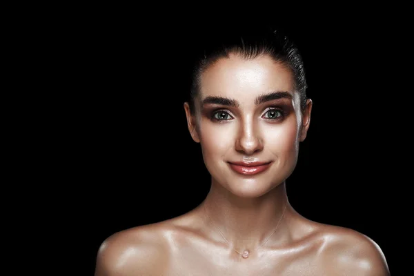 Schönheits-Porträt einer hübschen Frau mit auffälligem Make-up. nassen Körper e — Stockfoto