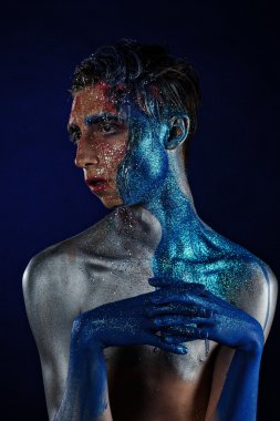 Yüz sanatı ile Crazy Screaming androgyne adam. Metin için boş. Alkan