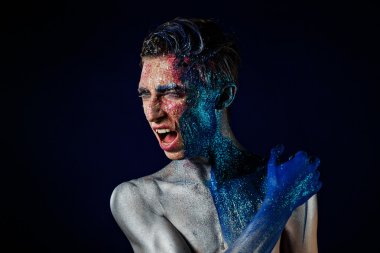 Yüz sanatı ile Crazy Screaming androgyne adam. Agresif. Ucube p