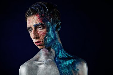 Yüz sanatı ile Crazy Screaming androgyne adam. Agresif. Ucube p