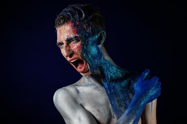 Yüz sanatı ile Crazy Screaming androgyne adam. Agresif. Ucube p