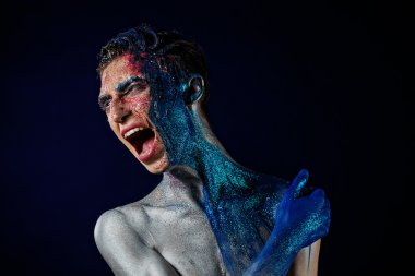 Yüz sanatı ile Crazy Screaming androgyne adam. Agresif. Ucube p