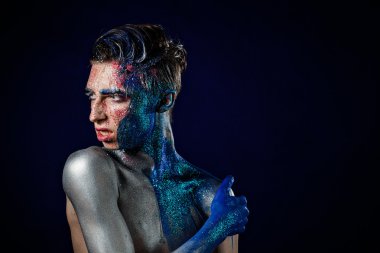 Yüz sanatı ile Crazy Screaming androgyne adam. Agresif. Ucube p