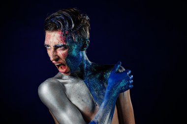 Yüz sanatı ile Crazy Screaming androgyne adam. Agresif. Ucube p