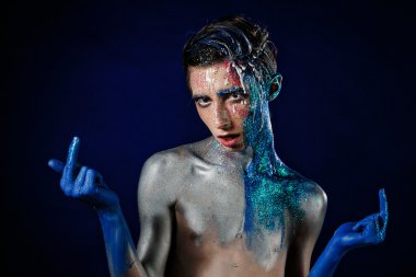 Yüz sanatı ile Crazy genç androjen adam. Ucube insan. Sperm üzerinde 