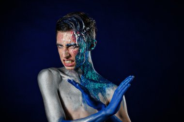 Yüz sanatı ile Crazy genç androjen adam. Ucube insan. Sperm üzerinde 
